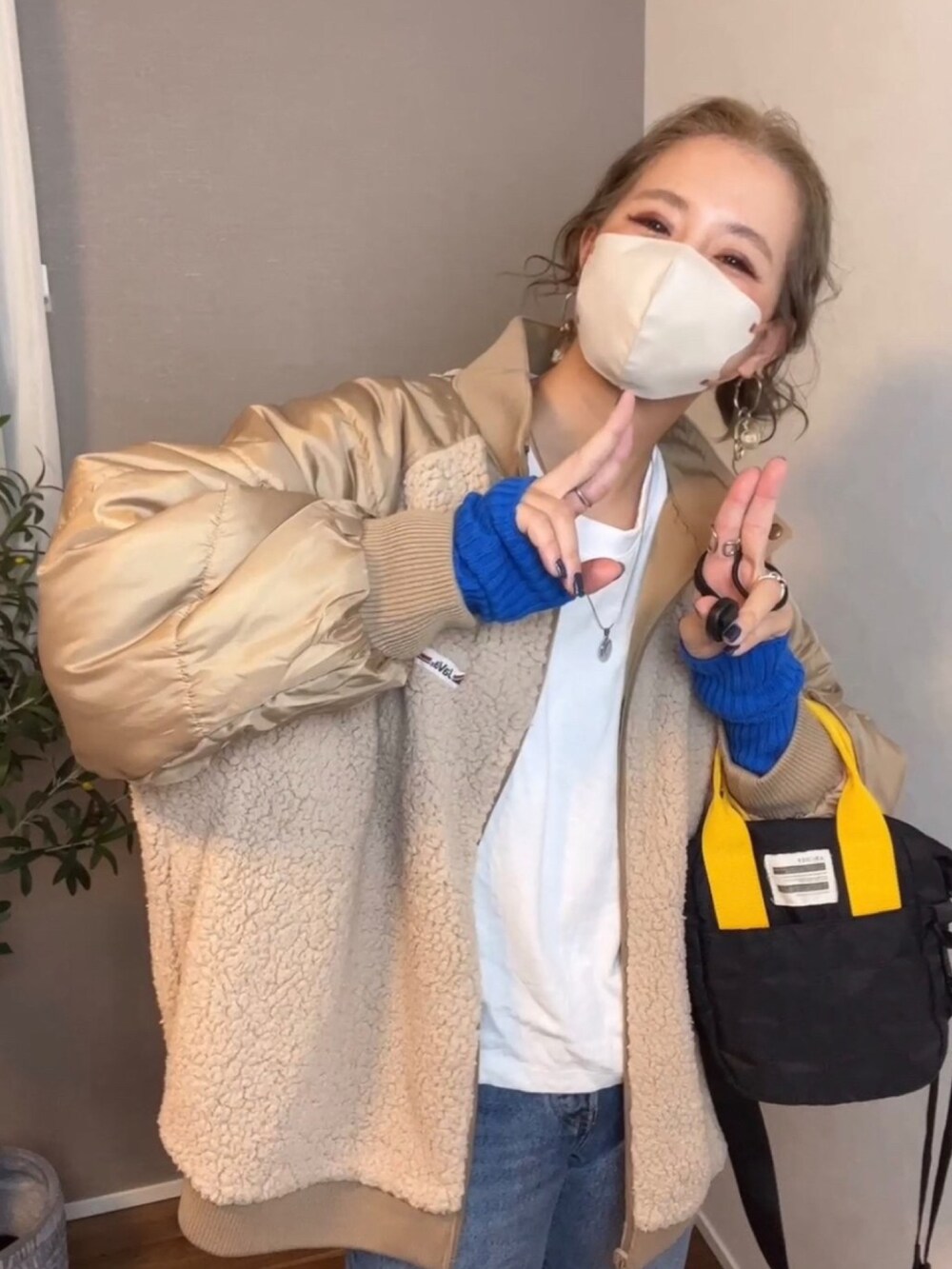 ブラック系のトートバッグを着用したレディースの冬コーディネートの4枚目の写真