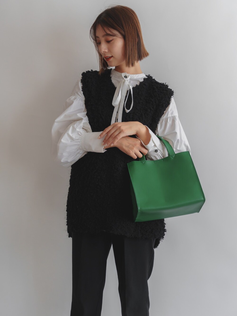 グレー系のトートバッグを着用したレディースの冬コーディネートの5枚目の写真