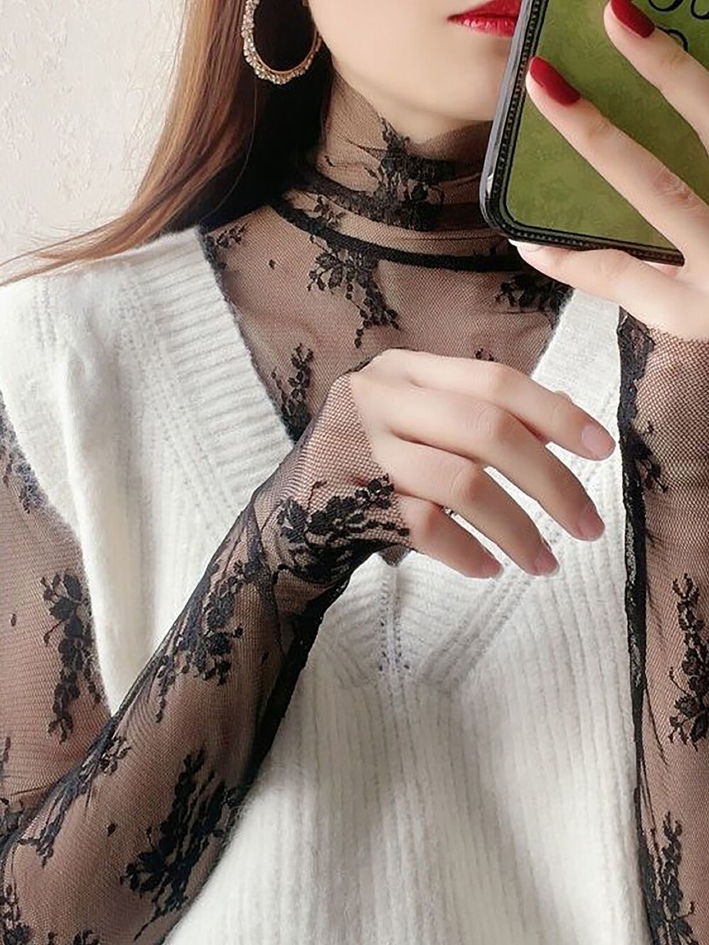 ブラック系のTシャツ/カットソーを着用したレディースの秋コーディネートの4枚目の写真