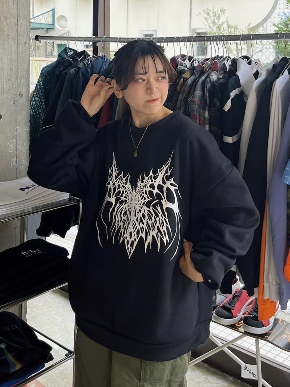 ブラック系のスウェットを着用したレディースの冬コーディネートの4枚目の写真