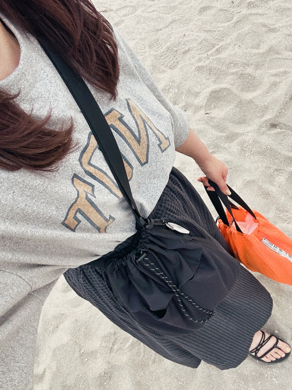 ブラック系のショルダーバッグを着用したレディースの秋コーディネートの3枚目の写真