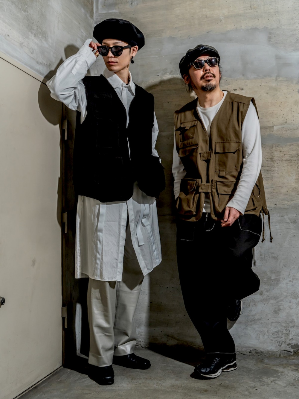 ブラック系のベスト、グリーン系のベスト、ブラック系のベストを着用したメンズの春コーディネートの2枚目の写真