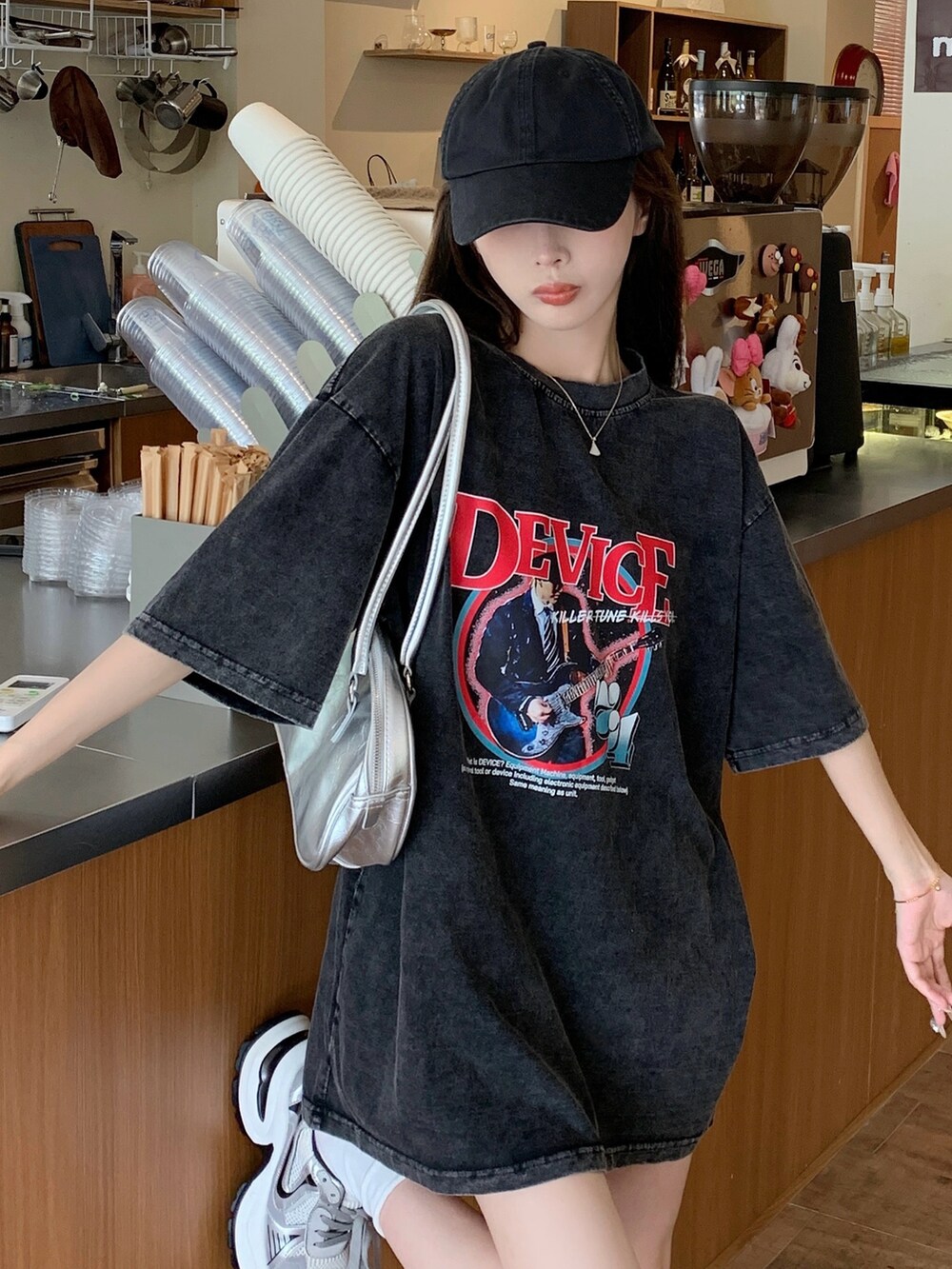 ブラック系のTシャツ/カットソーを着用したレディースの春コーディネートの2枚目の写真