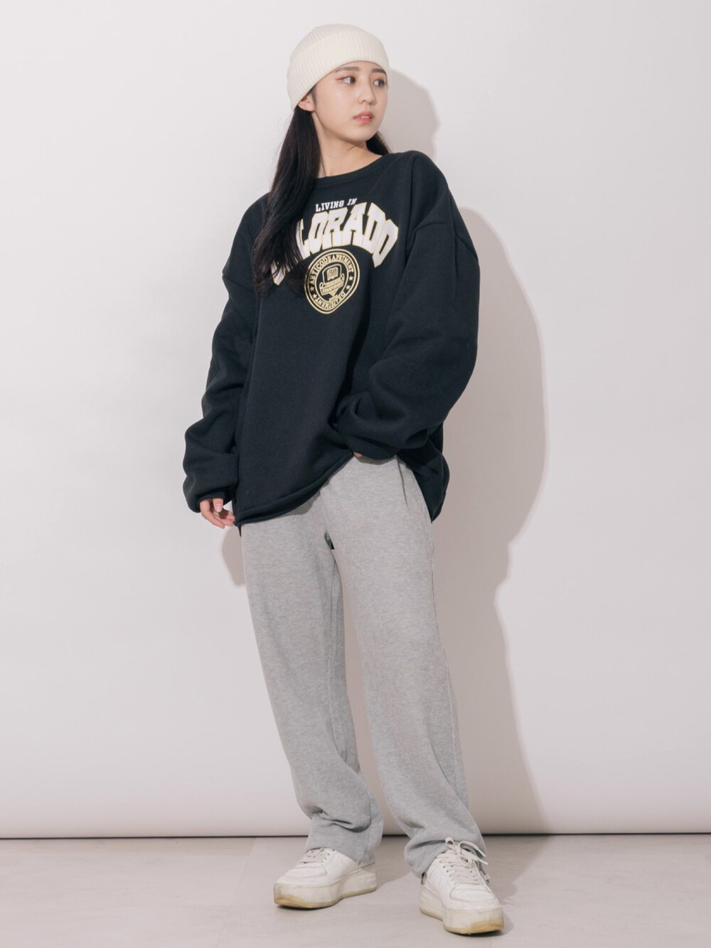 ブラック系のスウェットを着用したメンズの冬コーディネートの4枚目の写真