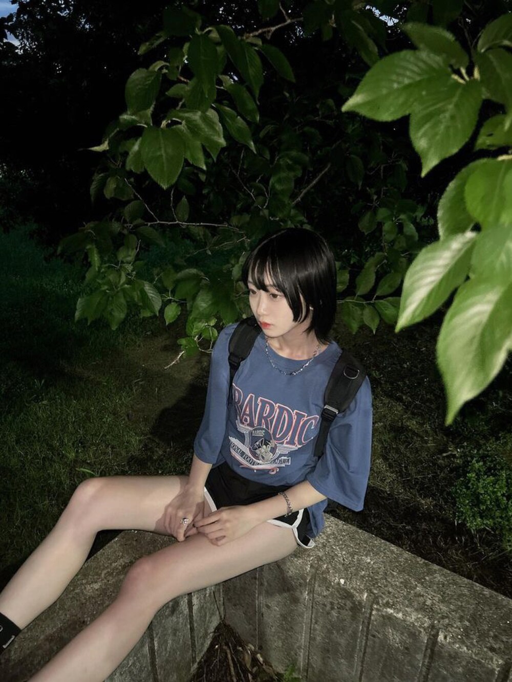 ブルー系のTシャツ/カットソーを着用したレディースの夏コーディネートの2枚目の写真