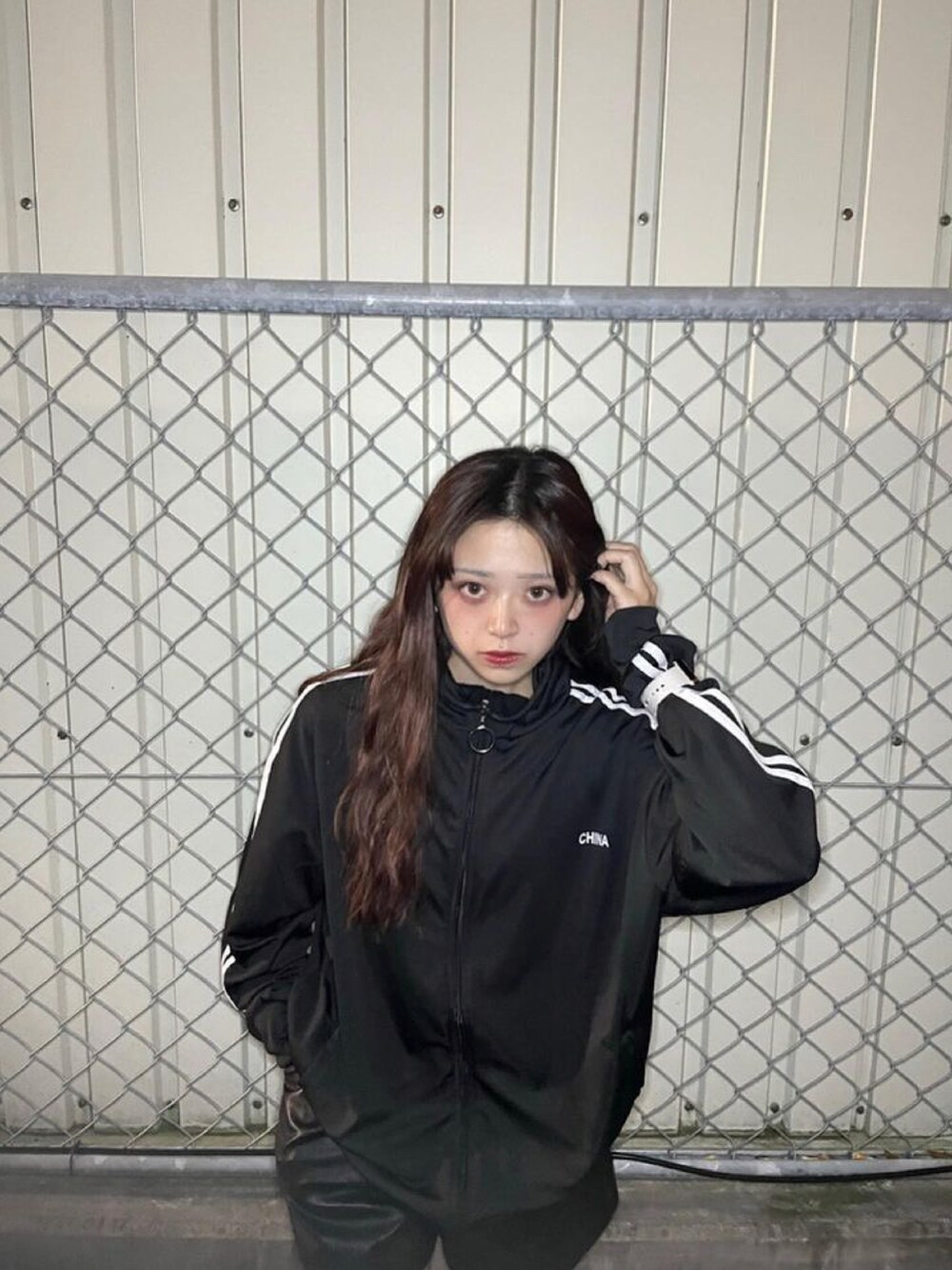 ブラック系のジャージを着用したレディースの冬コーディネートの4枚目の写真