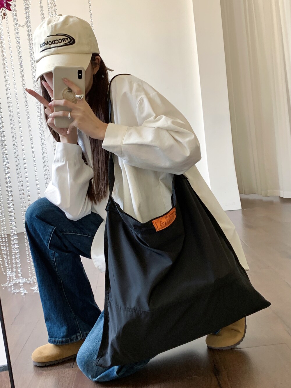 ブラック系のショルダーバッグを着用したレディースの春コーディネートの5枚目の写真