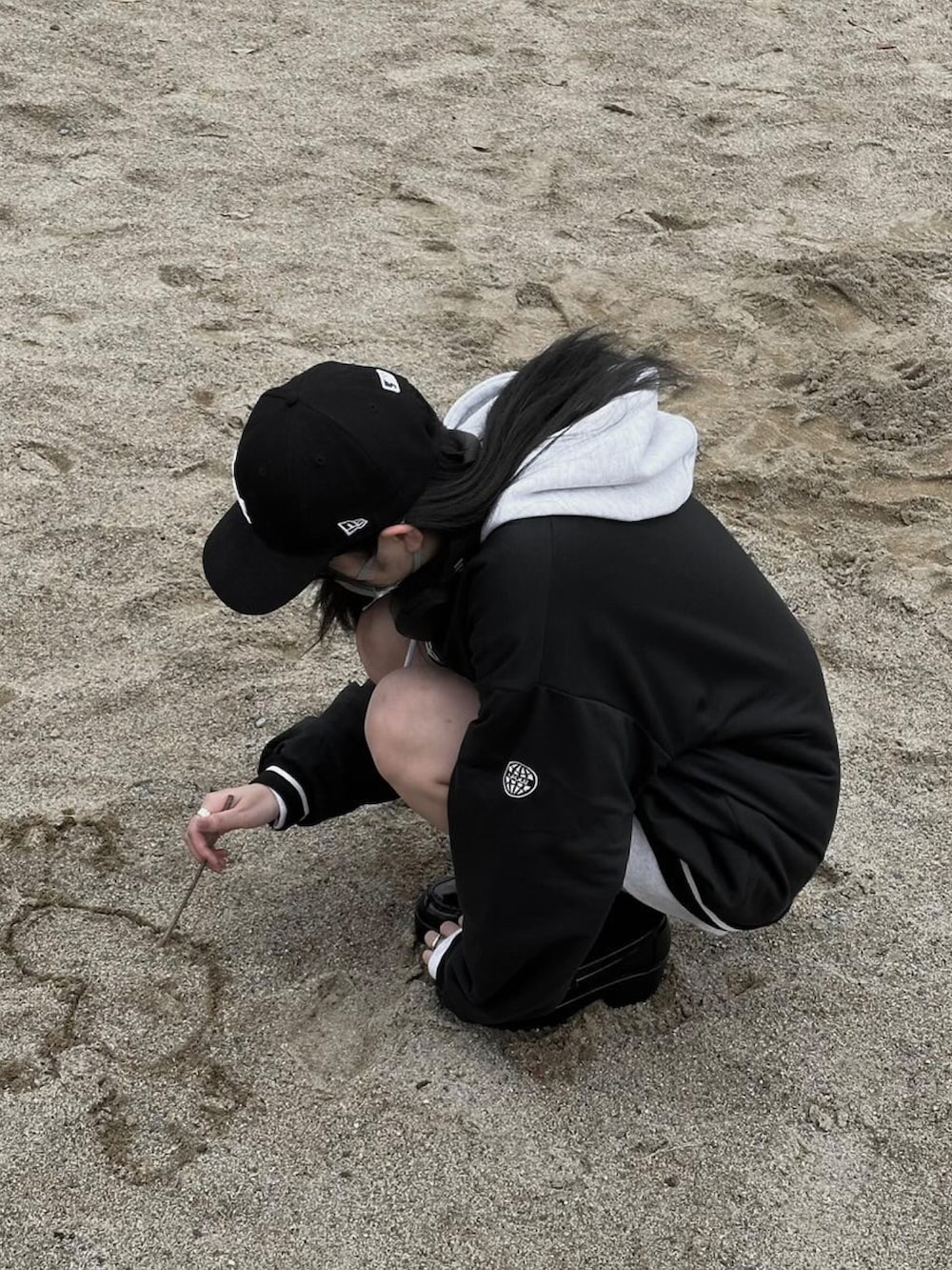 ブラック系のスウェットを着用したレディースの春コーディネートの4枚目の写真