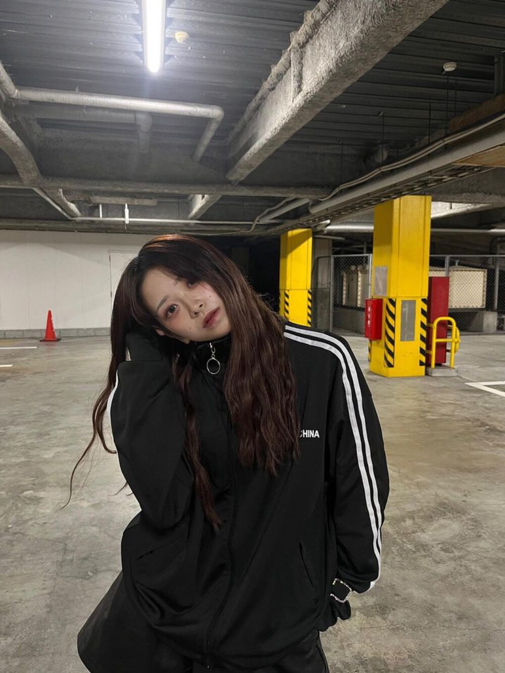 ブラック系のジャージを着用したレディースの冬コーディネートの2枚目の写真