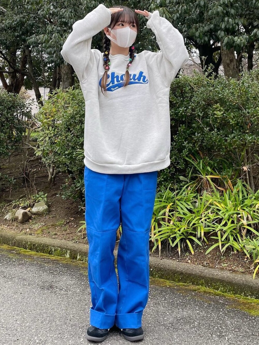 グレー系のスウェットを着用したレディースの冬コーディネートの4枚目の写真