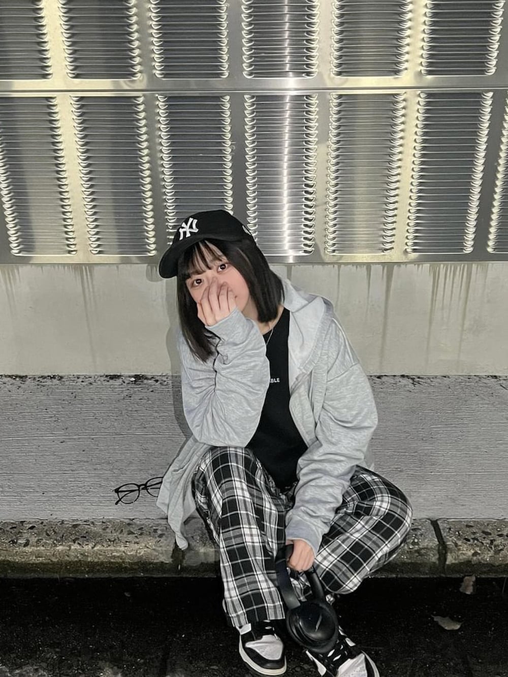 グレー系のパーカーを着用したレディースの春コーディネートの3枚目の写真