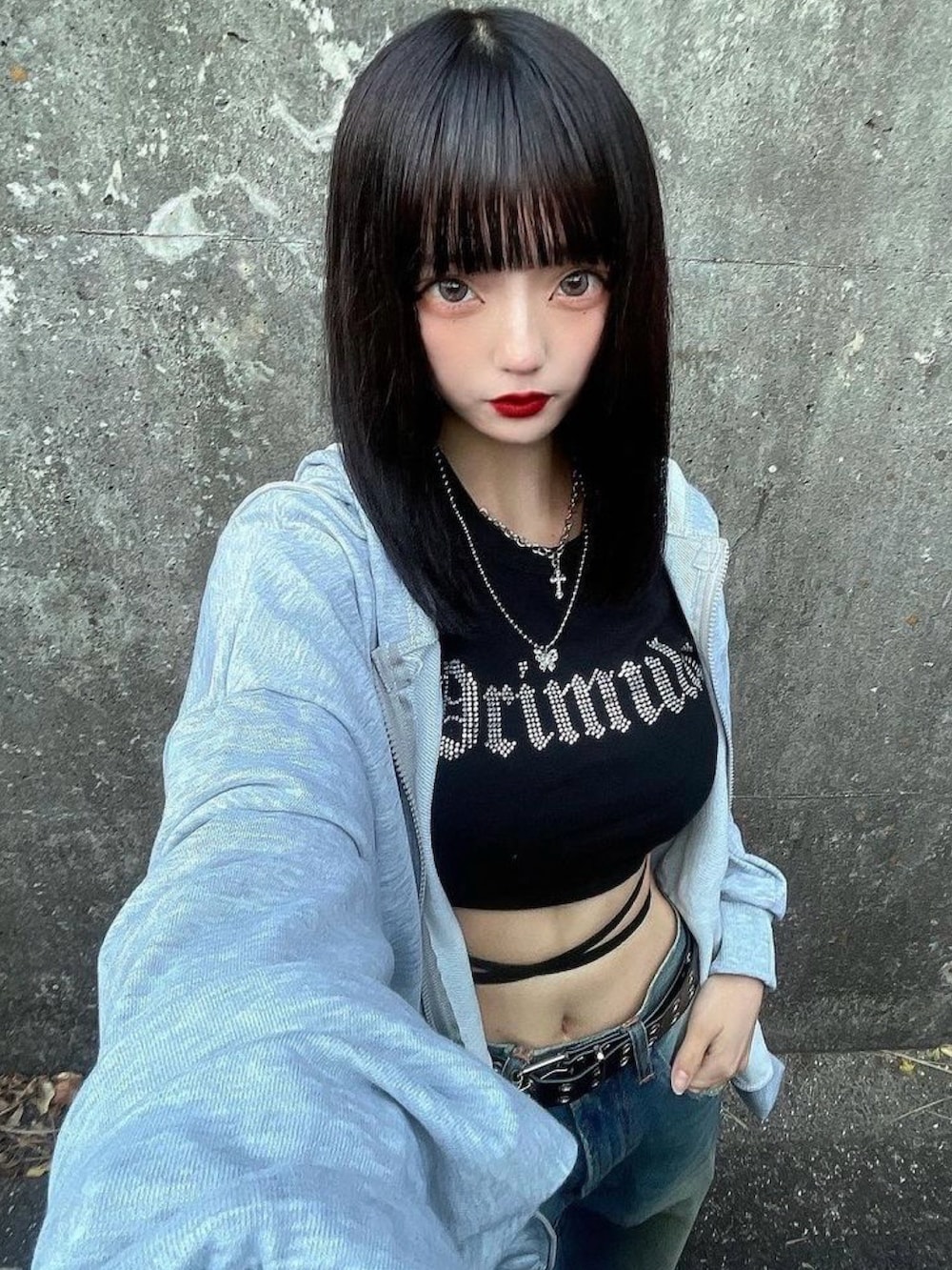 グレー系のパーカーを着用したレディースの冬コーディネートの2枚目の写真