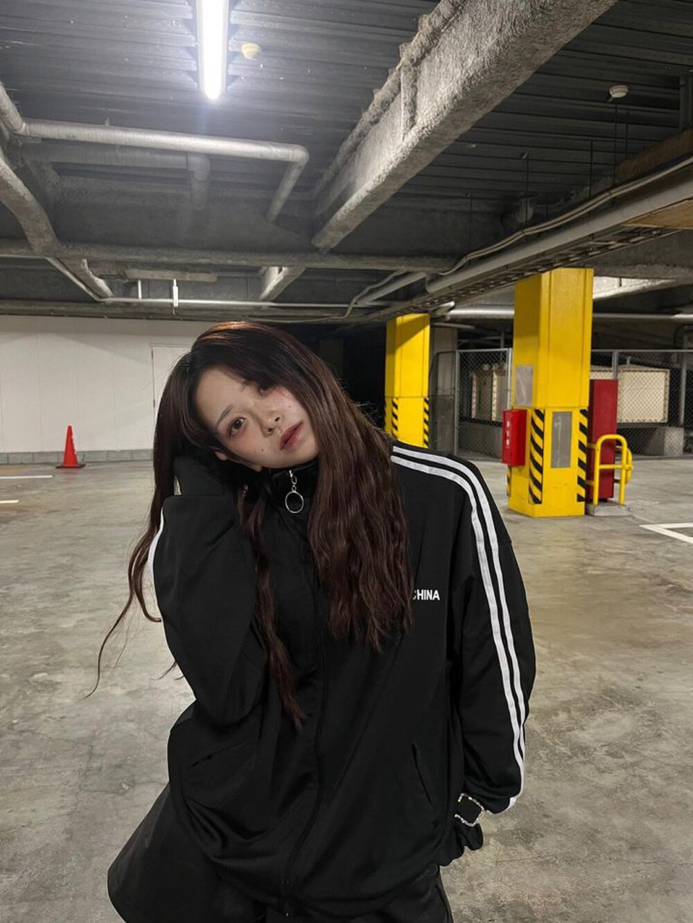 ブラック系のジャージを着用したレディースの春コーディネートの2枚目の写真