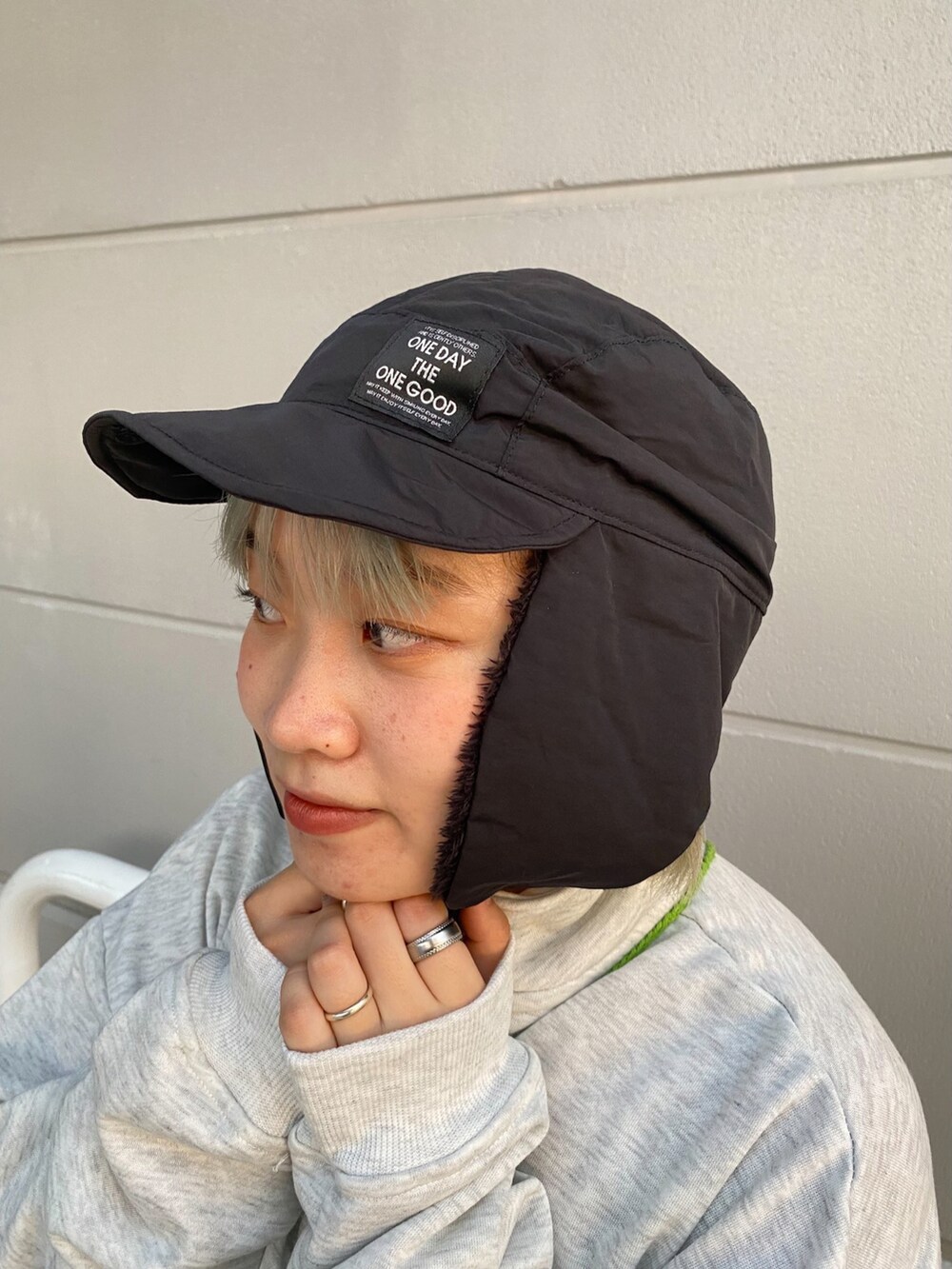 ブラック系のキャップを着用したレディースの秋コーディネートの3枚目の写真