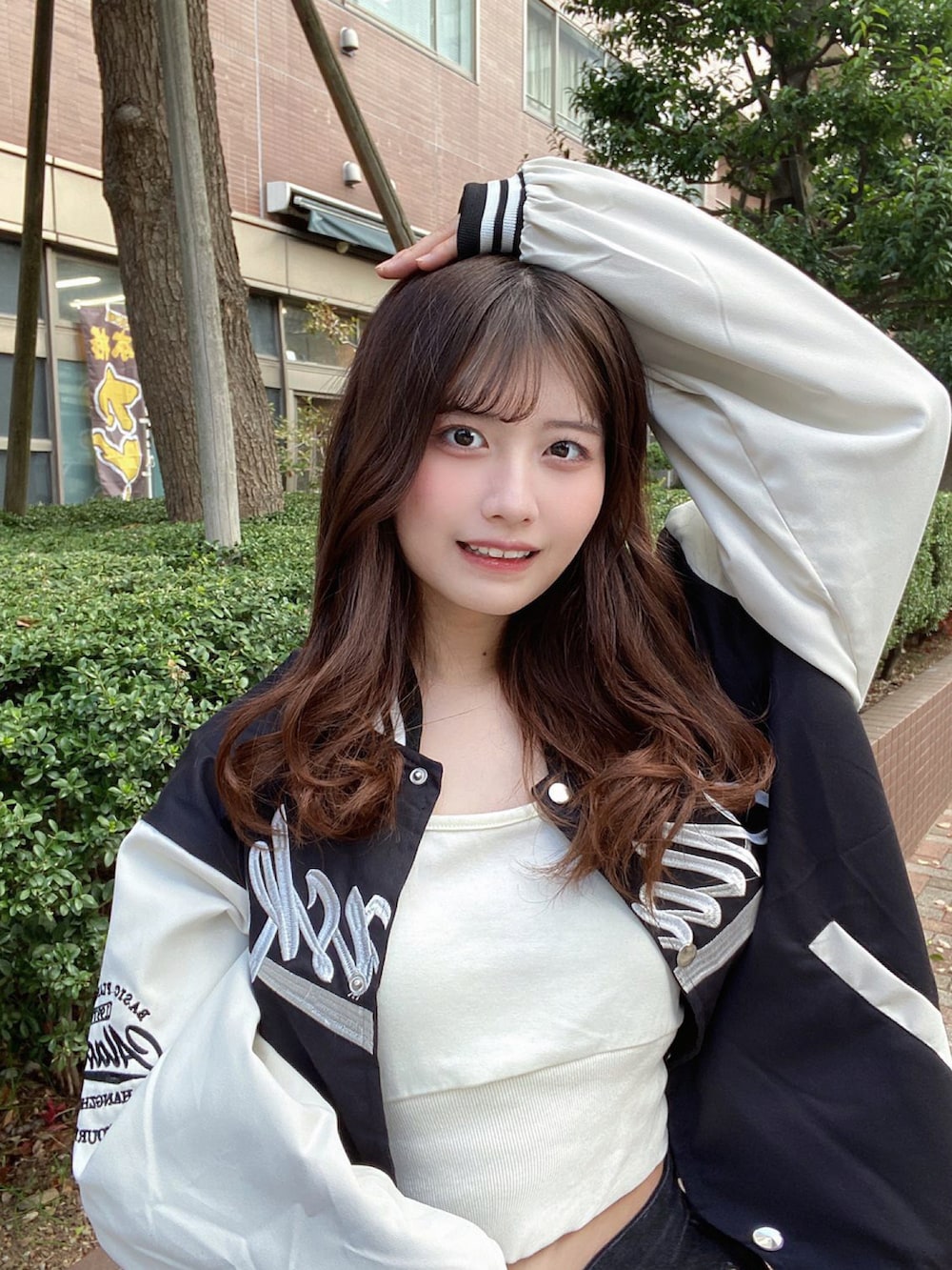 ブラック系のスタジャン、ブラック系のデニムパンツを着用したレディースの春コーディネートの4枚目の写真