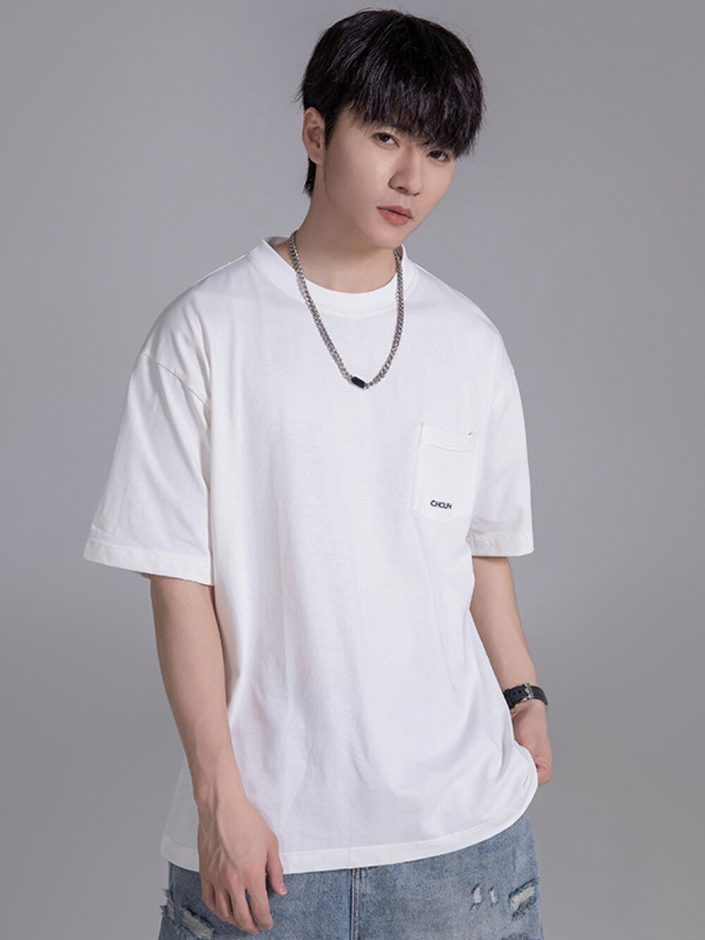 ホワイト系のTシャツ/カットソーを着用したレディースの春コーディネートの5枚目の写真