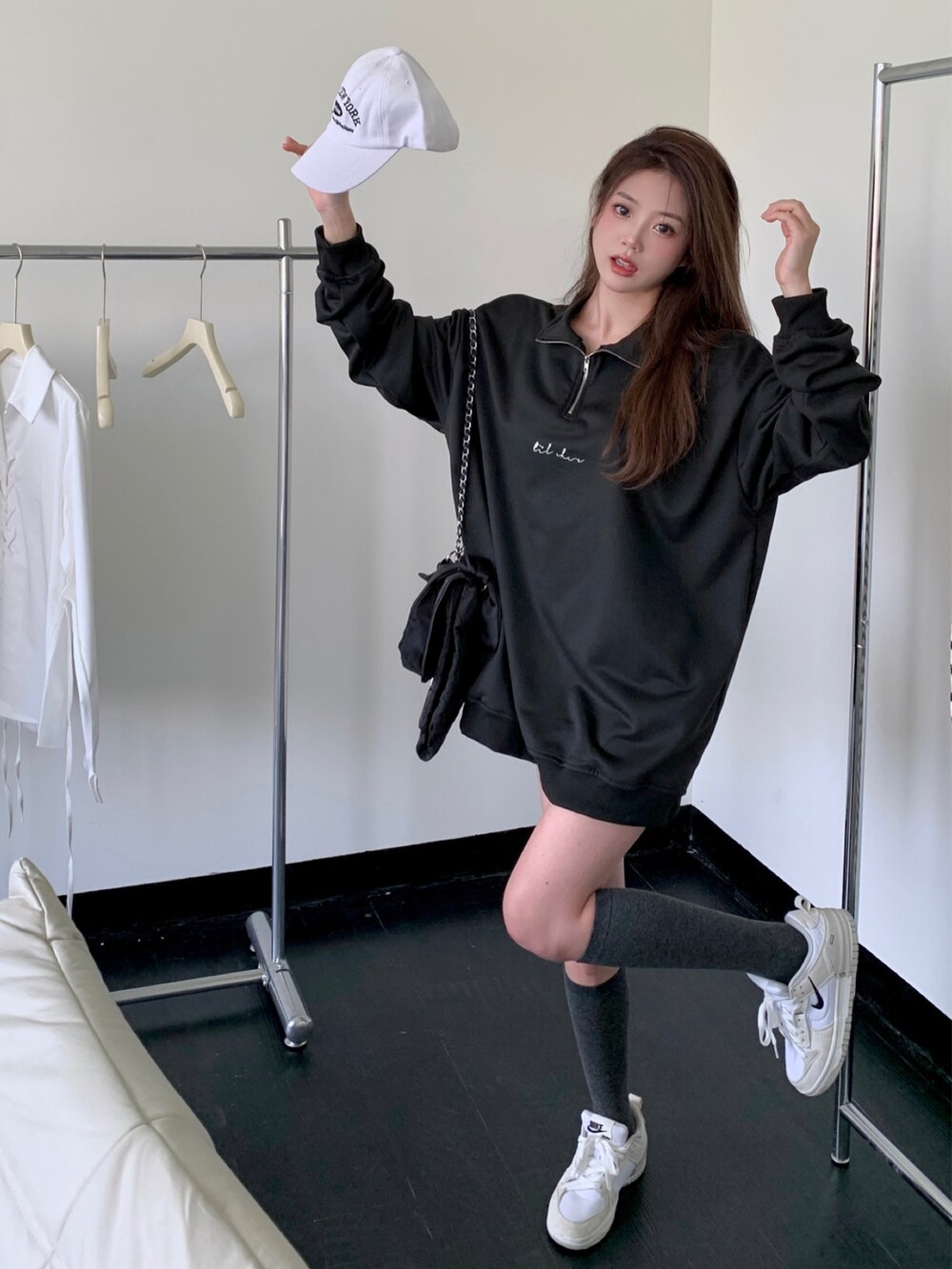 グレー系のスウェットを着用したレディースの秋コーディネートの4枚目の写真