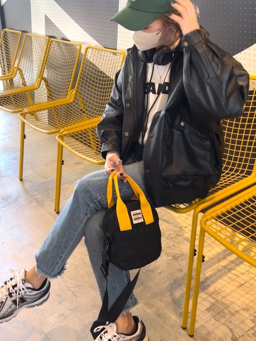 ブラック系のトートバッグを着用したレディースの冬コーディネートの3枚目の写真