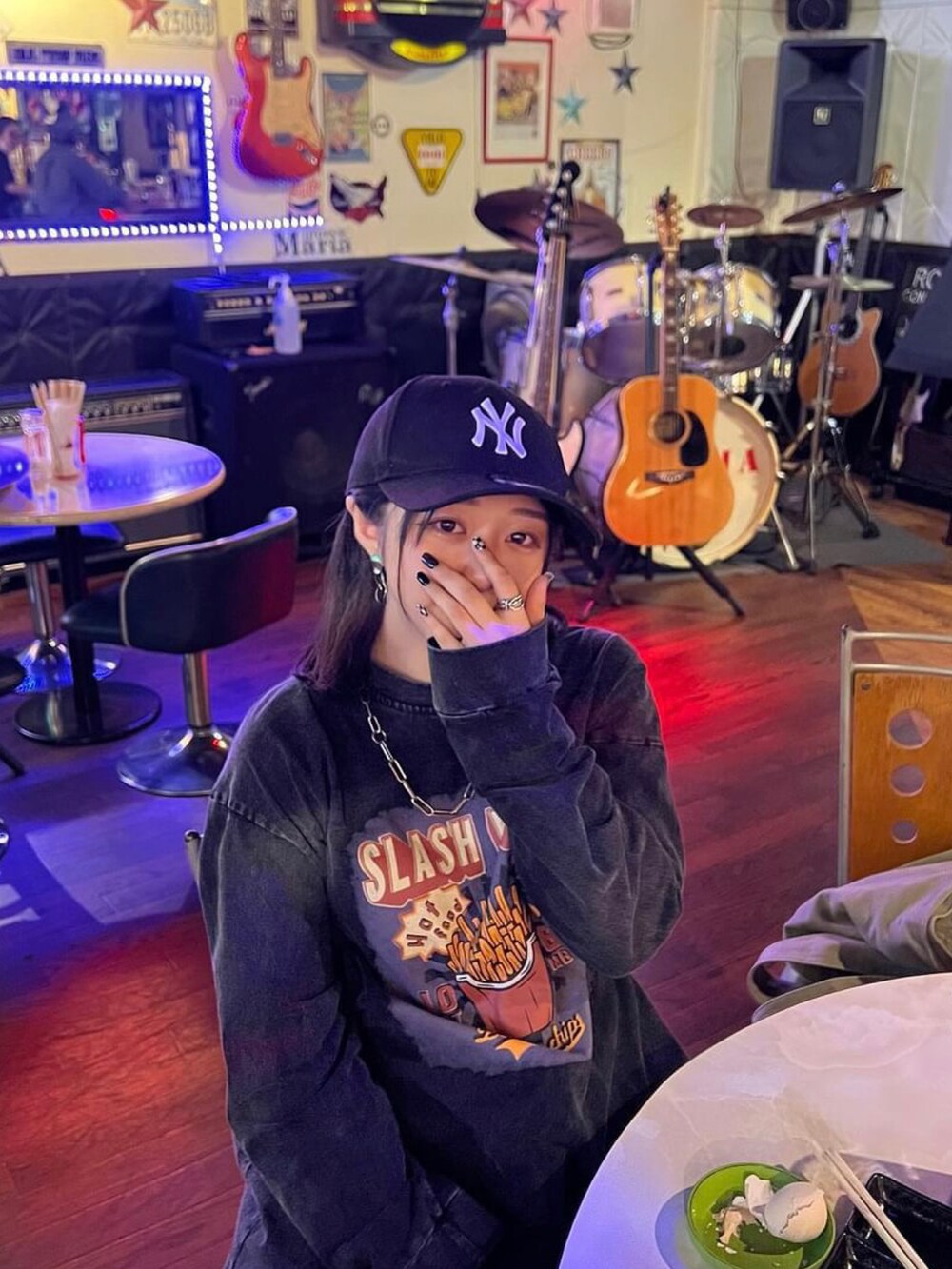 グレー系のTシャツ/カットソーを着用したレディースの秋コーディネートの3枚目の写真