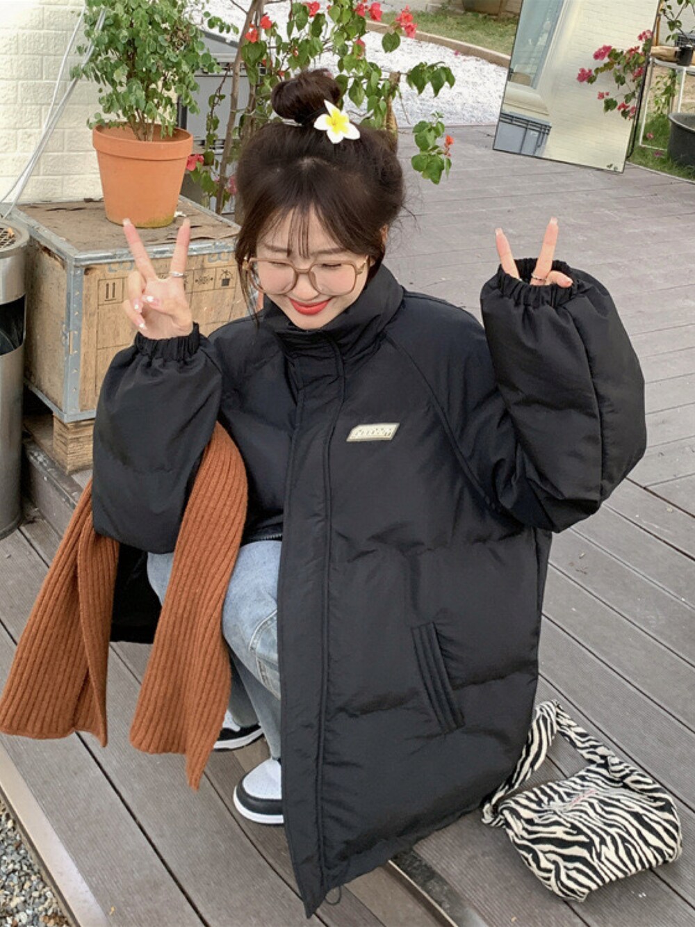 ブラック系のダウンジャケット/コートを着用したレディースの冬コーディネートの4枚目の写真