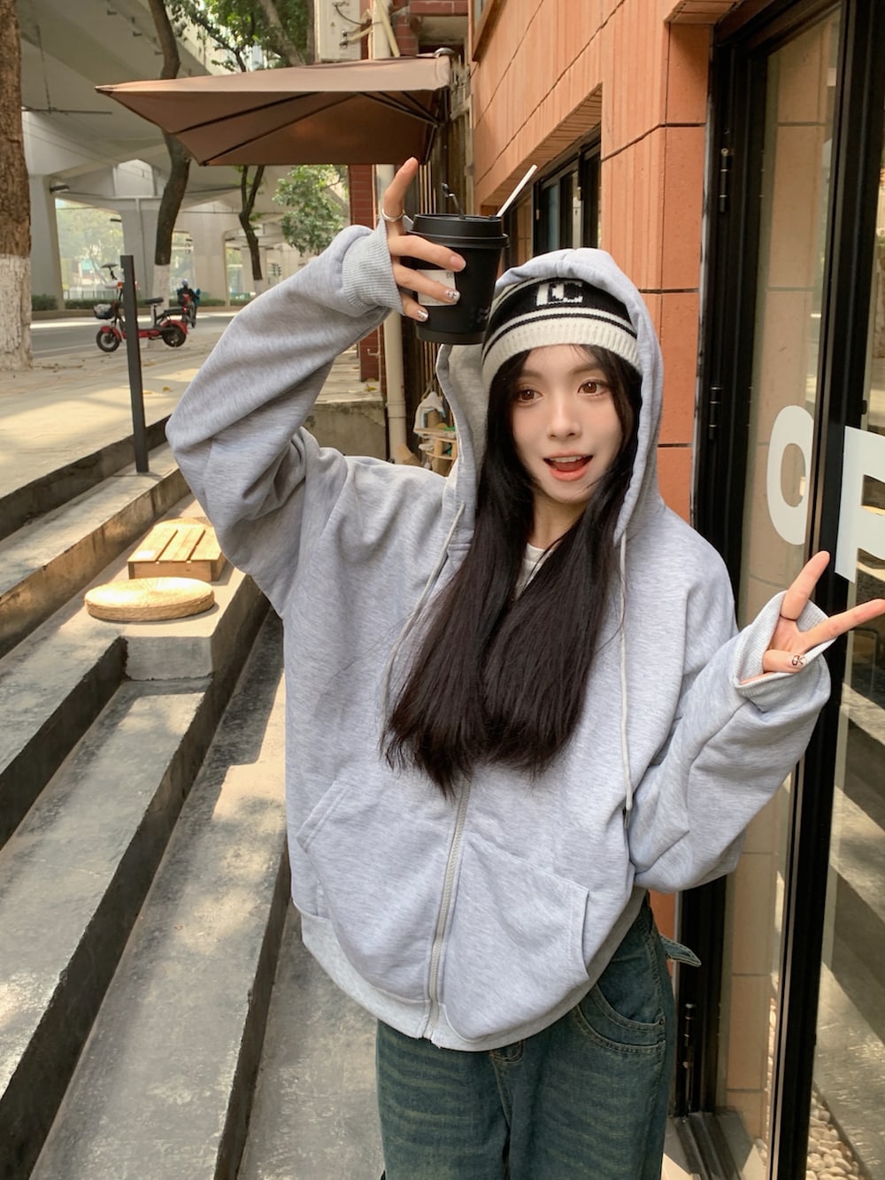 グレー系のパーカーを着用したレディースの冬コーディネートの4枚目の写真