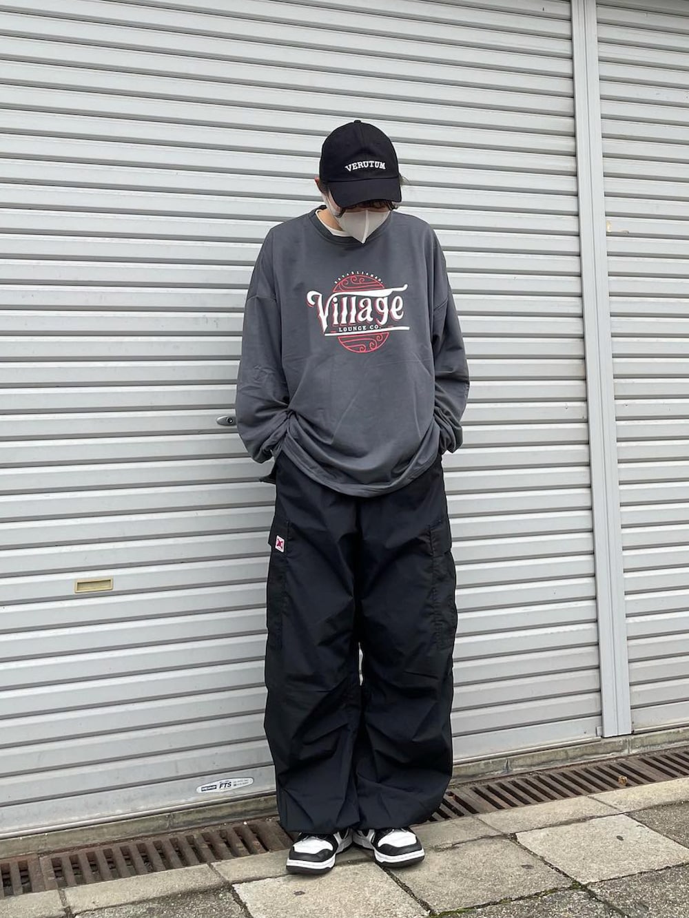 グレー系のスウェットを着用したレディースの冬コーディネートの2枚目の写真