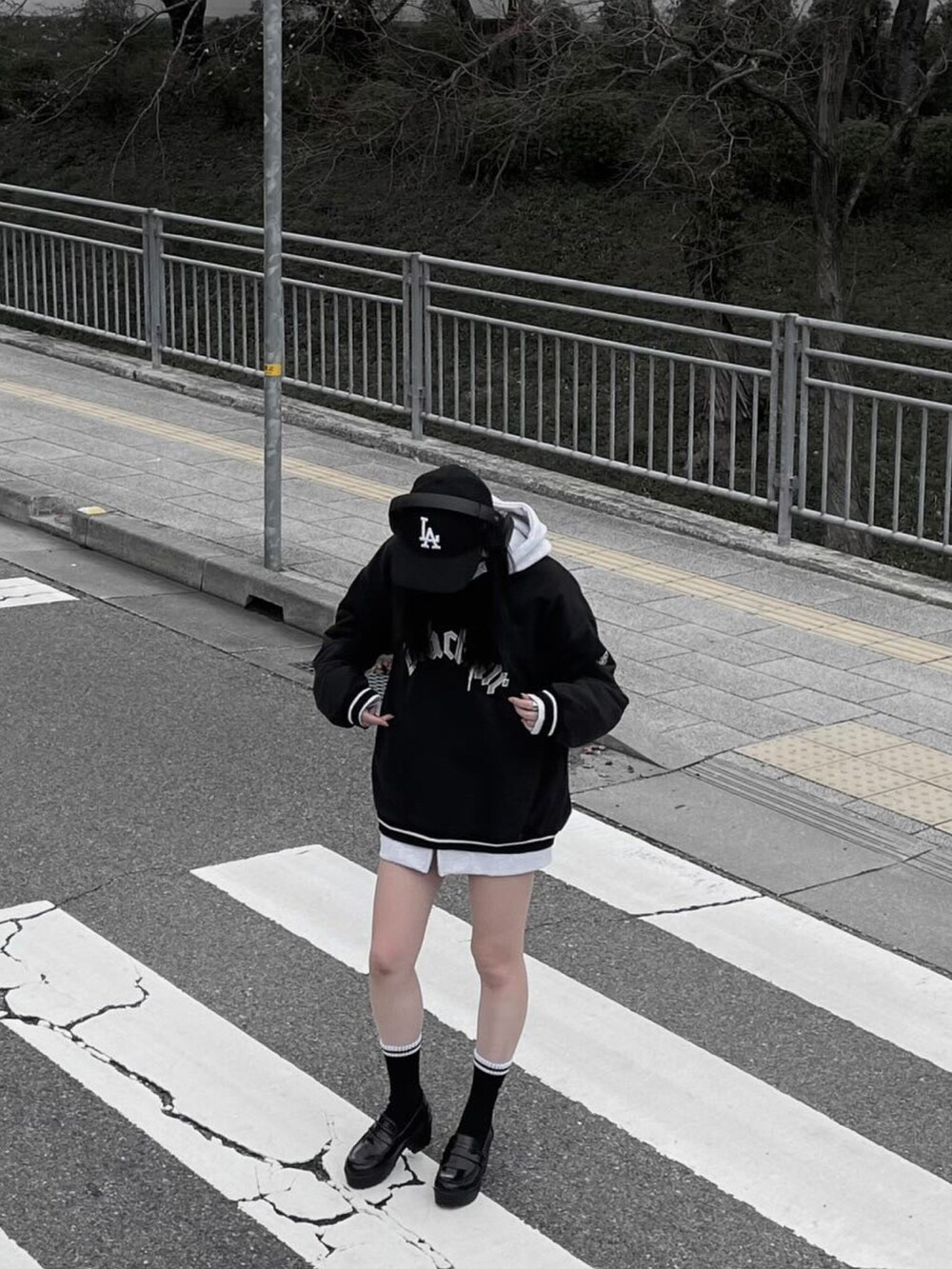 ブラック系のスウェットを着用したレディースの春コーディネートの3枚目の写真