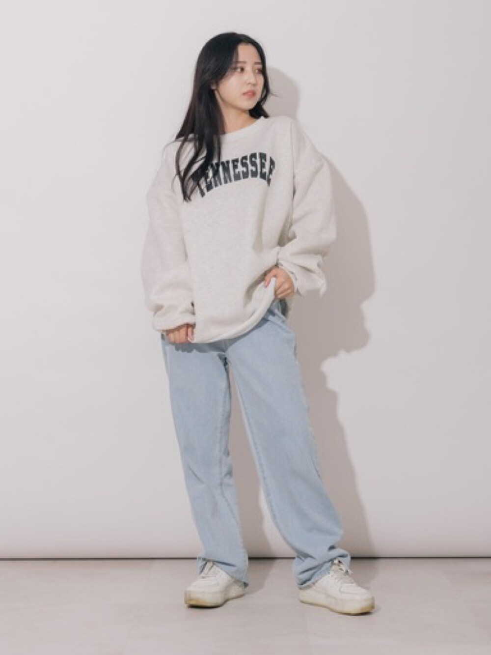 グレー系のスウェットを着用したメンズの冬コーディネートの4枚目の写真