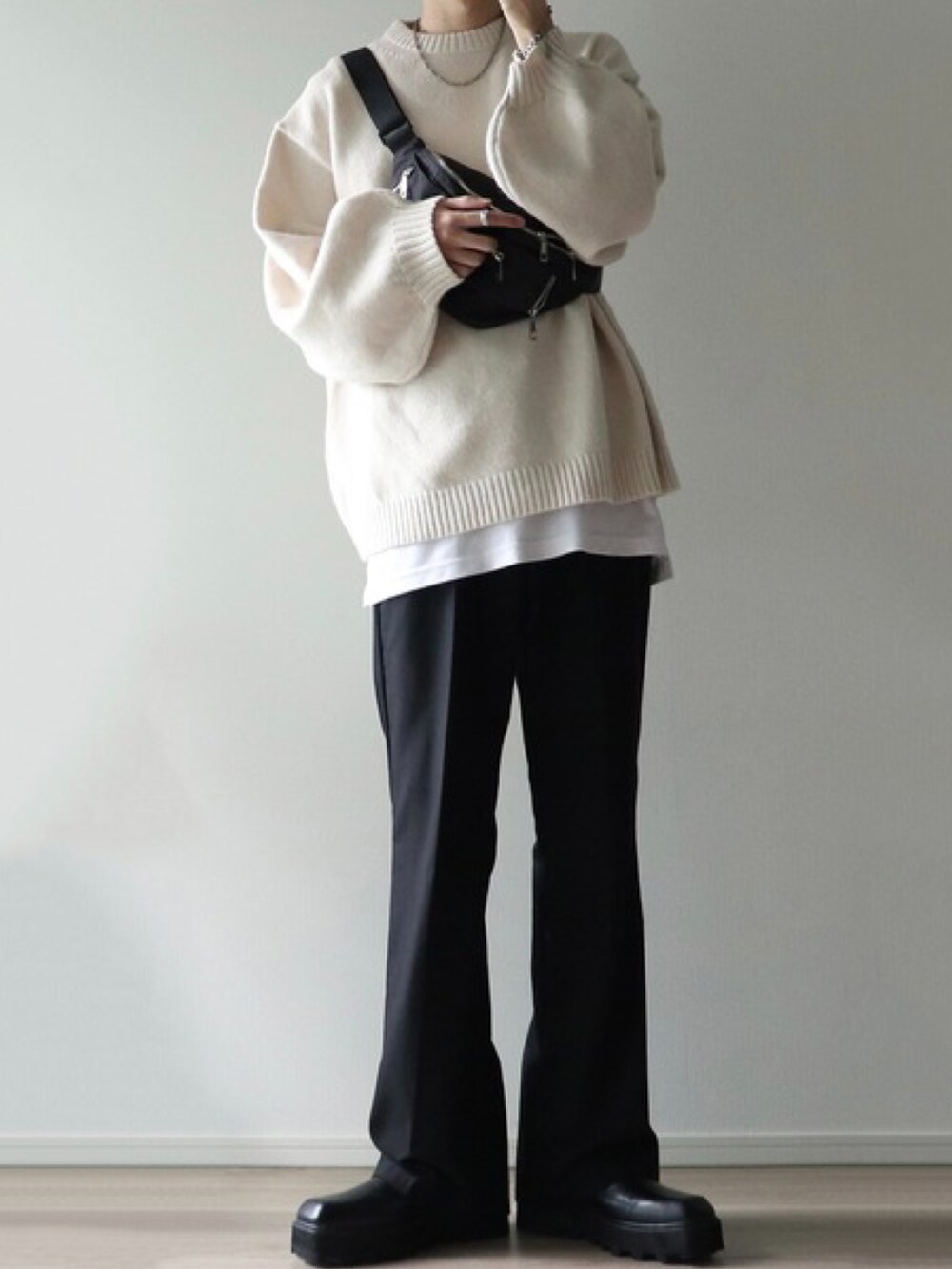 ブラック系のボディバッグ/ウエストポーチを着用したレディースの秋コーディネートの2枚目の写真