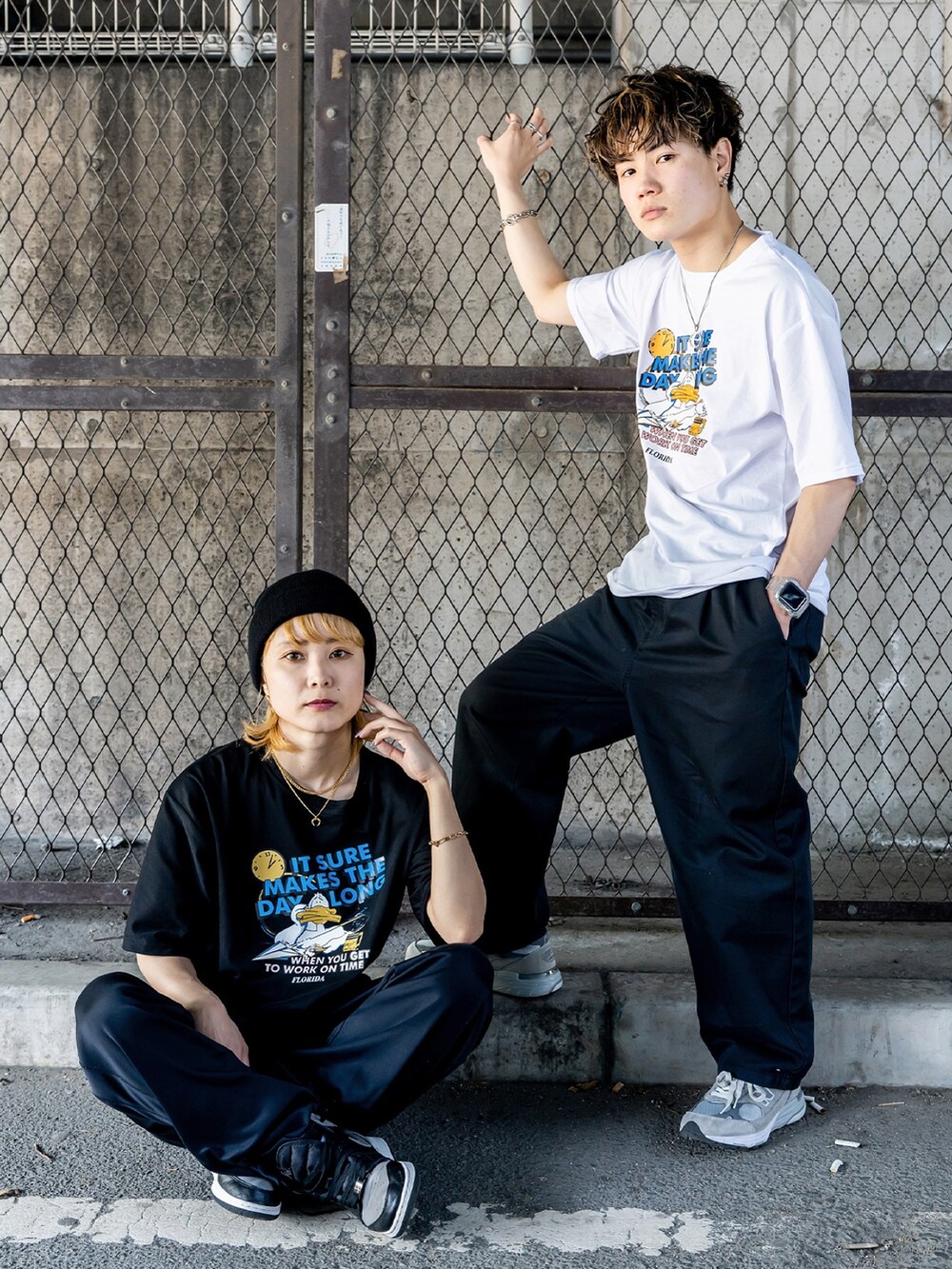 ブラック系のTシャツ/カットソー、ホワイト系のTシャツ/カットソーを着用したメンズの春コーディネートの5枚目の写真