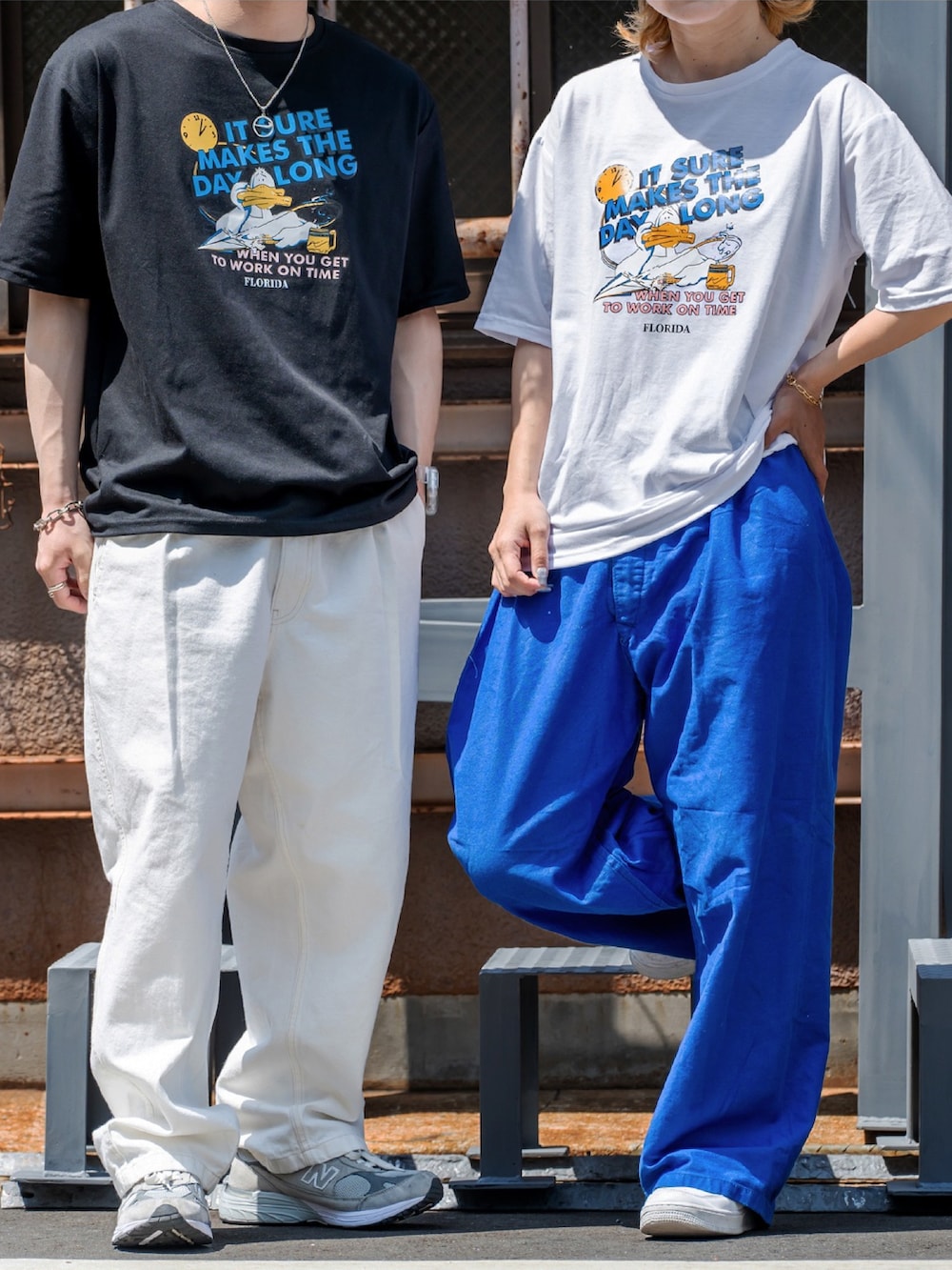 ブラック系のTシャツ/カットソー、ホワイト系のTシャツ/カットソーを着用したメンズの春コーディネートの2枚目の写真