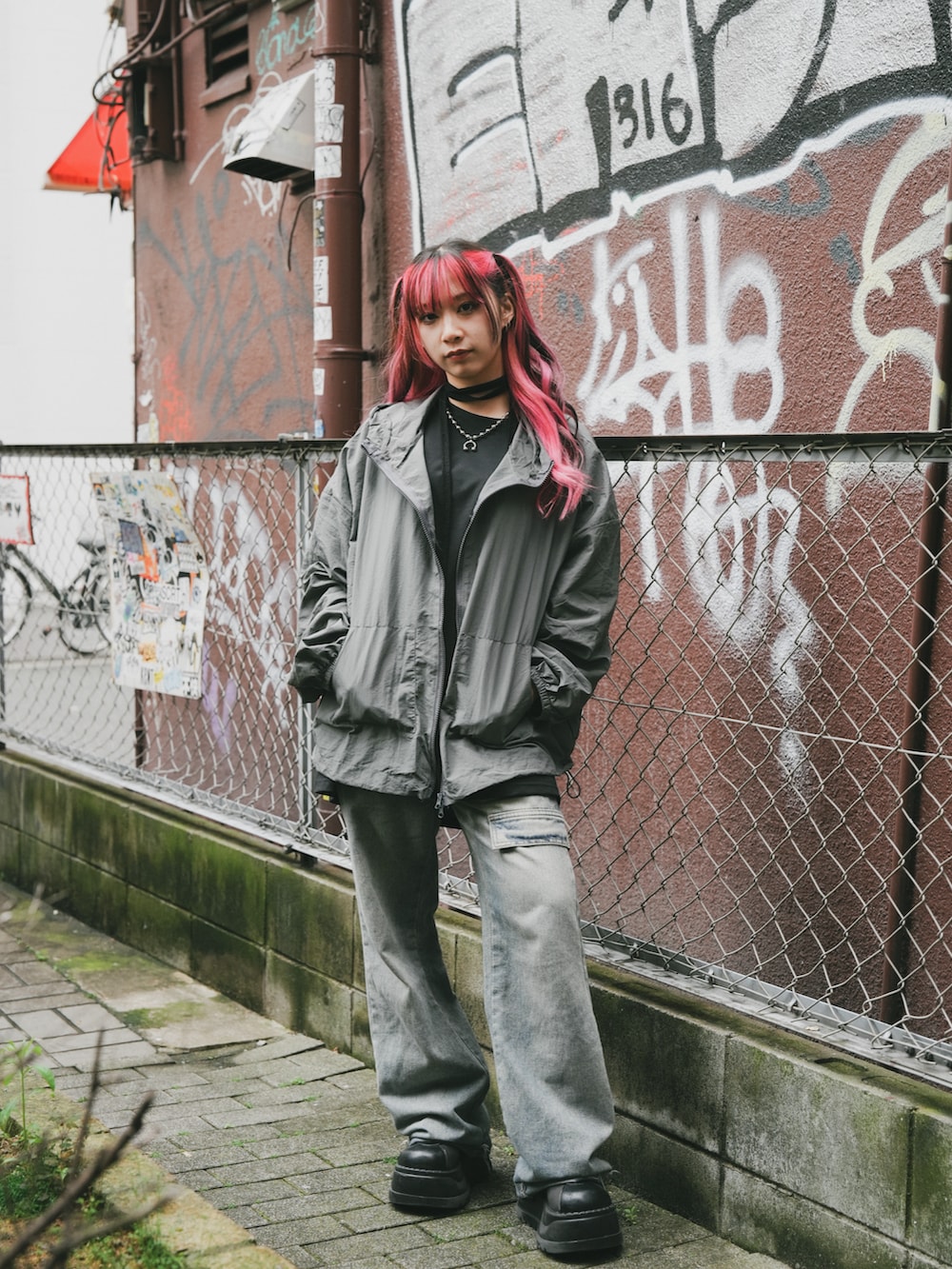 グレー系のラッシュガードを着用したレディースの春コーディネートの3枚目の写真