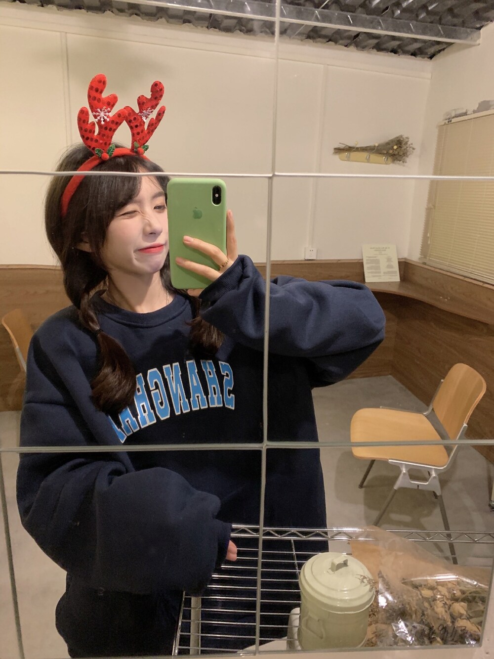 ブルー系のスウェットを着用したメンズの冬コーディネートの2枚目の写真