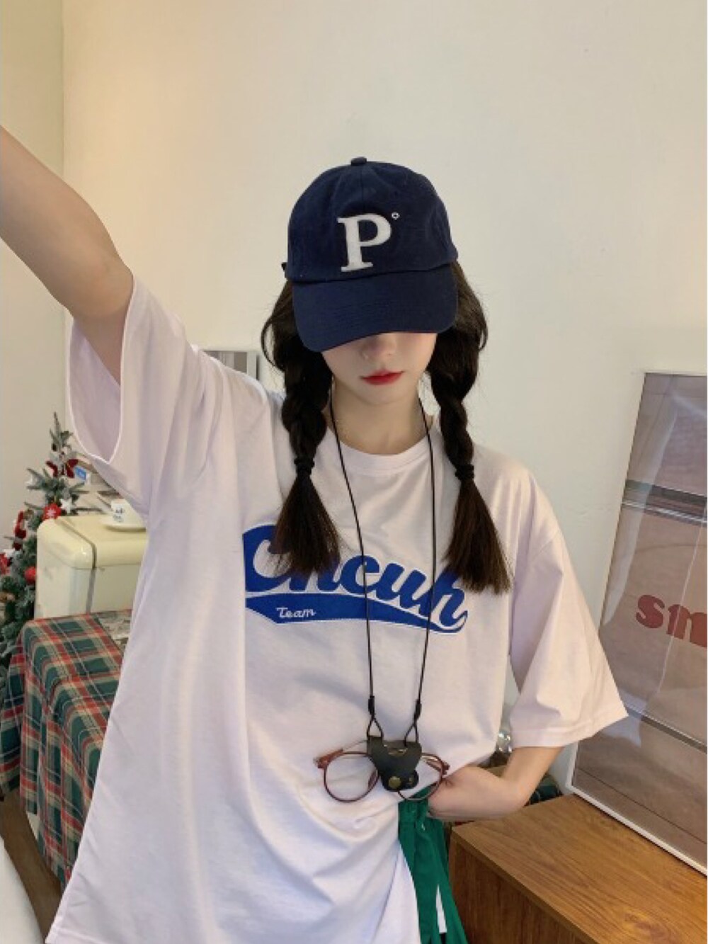 ホワイト系のTシャツ/カットソーを着用したメンズの春コーディネートの5枚目の写真