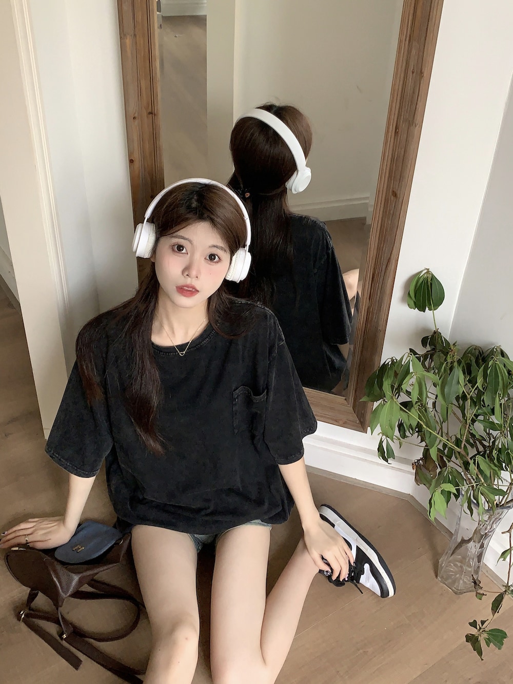 グレー系のTシャツ/カットソーを着用したレディースの春コーディネートの2枚目の写真