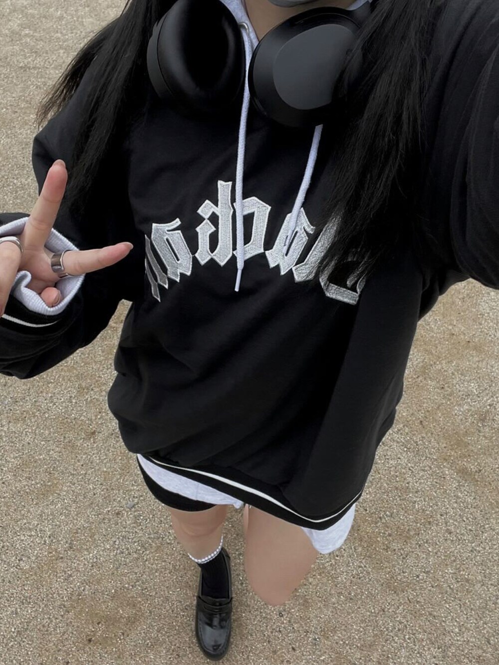 ブラック系のスウェットを着用したレディースの春コーディネートの2枚目の写真