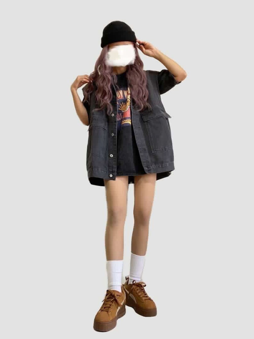 グレー系のTシャツ/カットソーを着用したレディースの春コーディネートの2枚目の写真