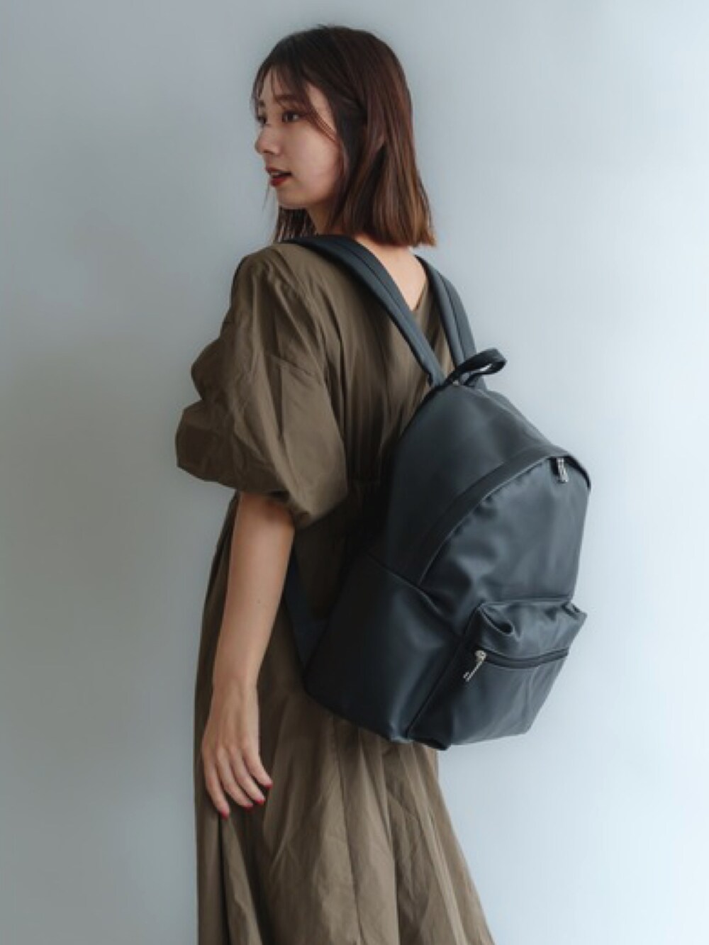 ブラック系のバックパック/リュックを着用したレディースの夏コーディネートの4枚目の写真