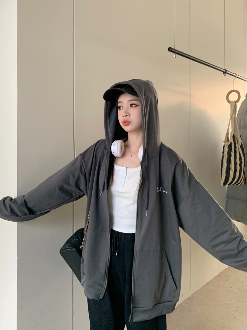 グレー系のパーカーを着用したレディースの秋コーディネートの3枚目の写真