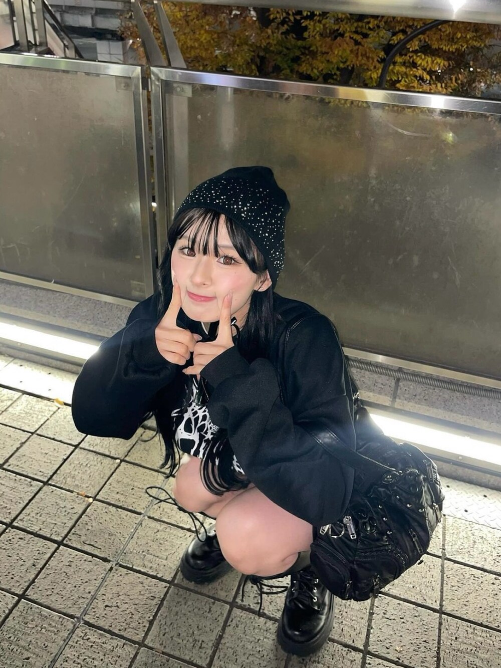 ブラック系のスウェットを着用したレディースの冬コーディネートの4枚目の写真