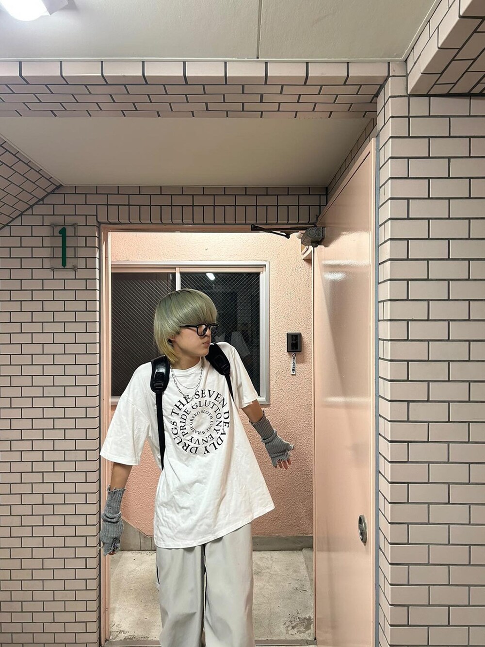 ホワイト系のTシャツ/カットソーを着用したレディースの春コーディネートの5枚目の写真