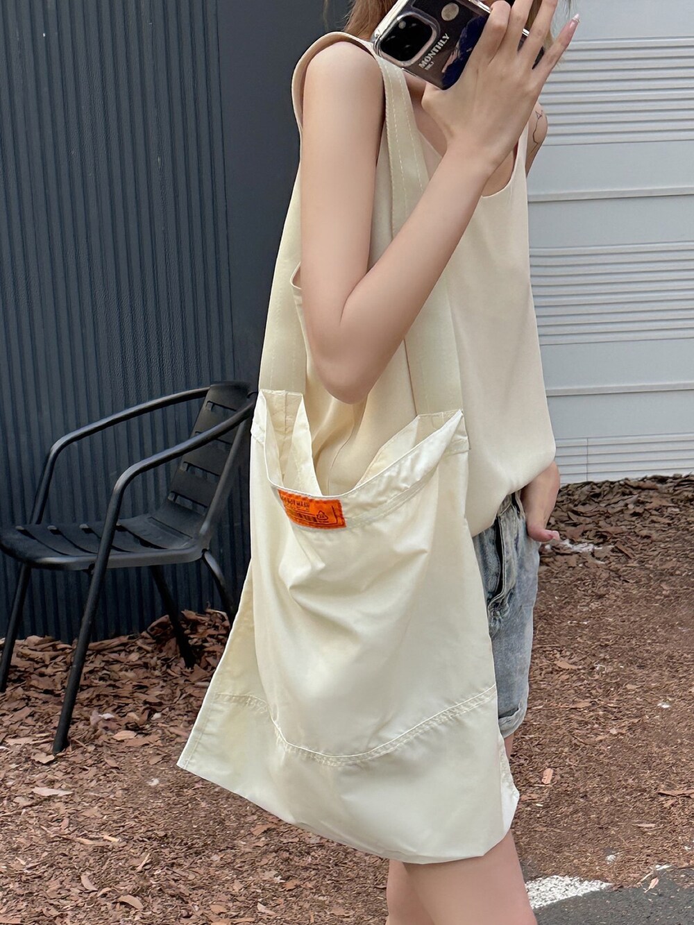 ベージュ系のショルダーバッグを着用したレディースの冬コーディネートの5枚目の写真