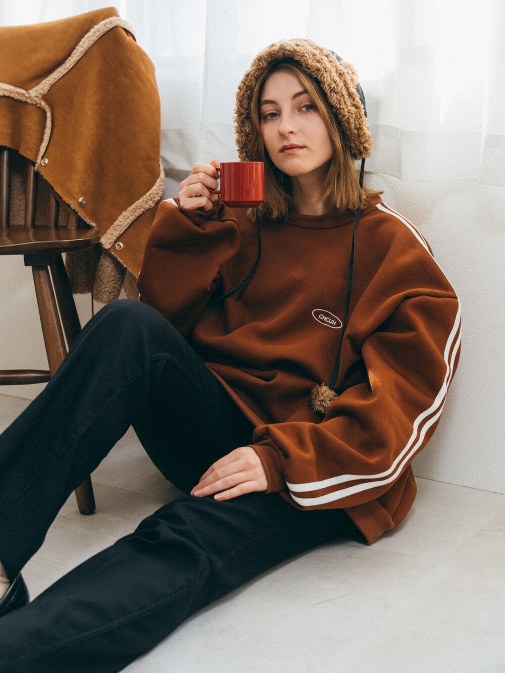 ブラウン系のスウェットを着用したレディースの秋コーディネートの4枚目の写真