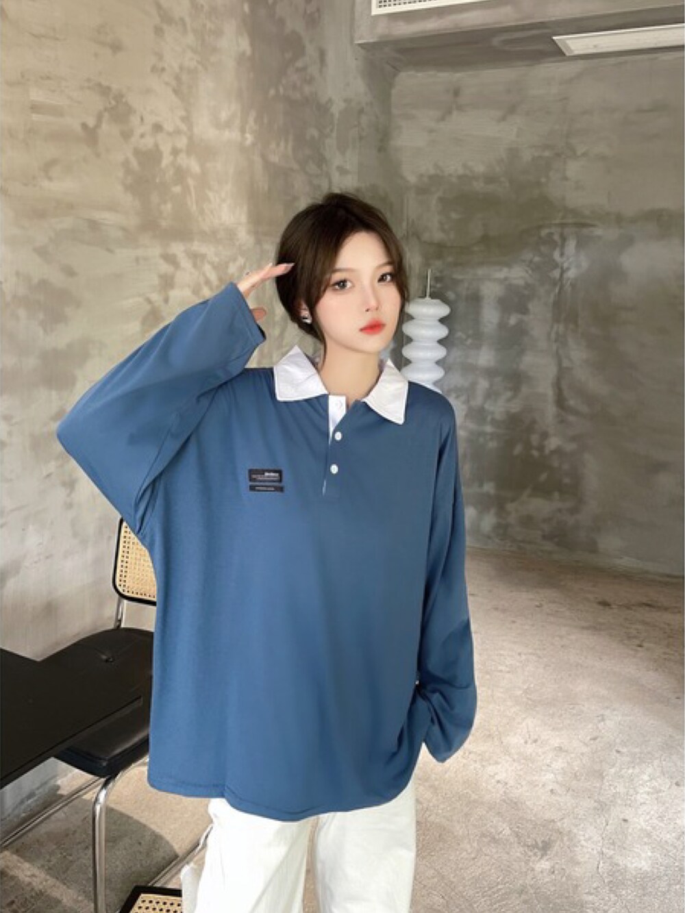 グリーン系のポロシャツを着用したレディースの夏コーディネートの5枚目の写真