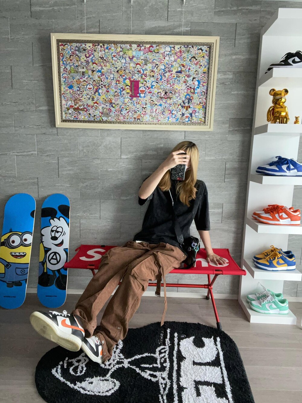 グレー系のTシャツ/カットソーを着用したレディースの夏コーディネートの2枚目の写真