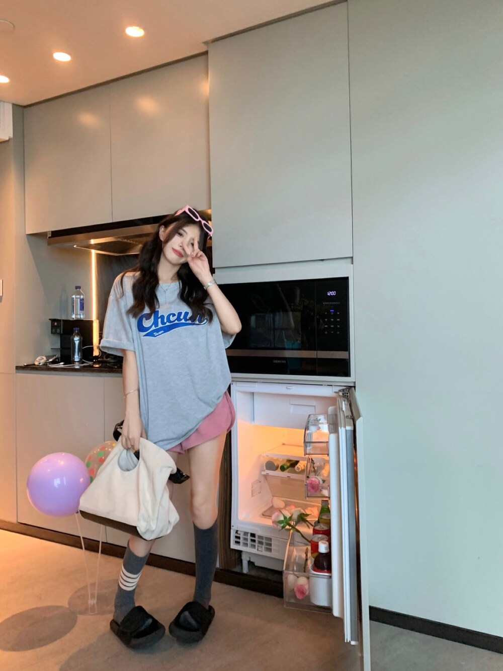 グレー系のTシャツ/カットソーを着用したメンズの春コーディネートの3枚目の写真