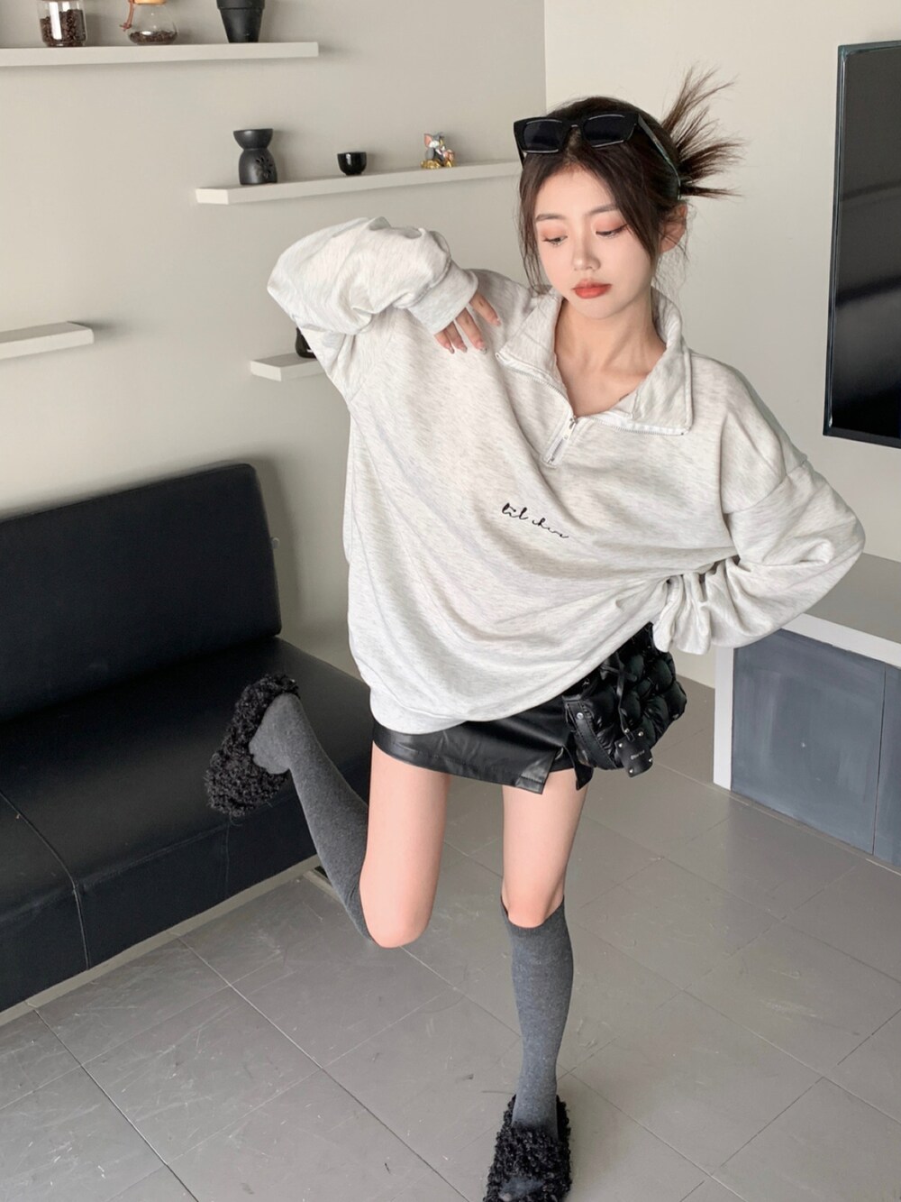 グレー系のスウェットを着用したレディースの秋コーディネートの2枚目の写真