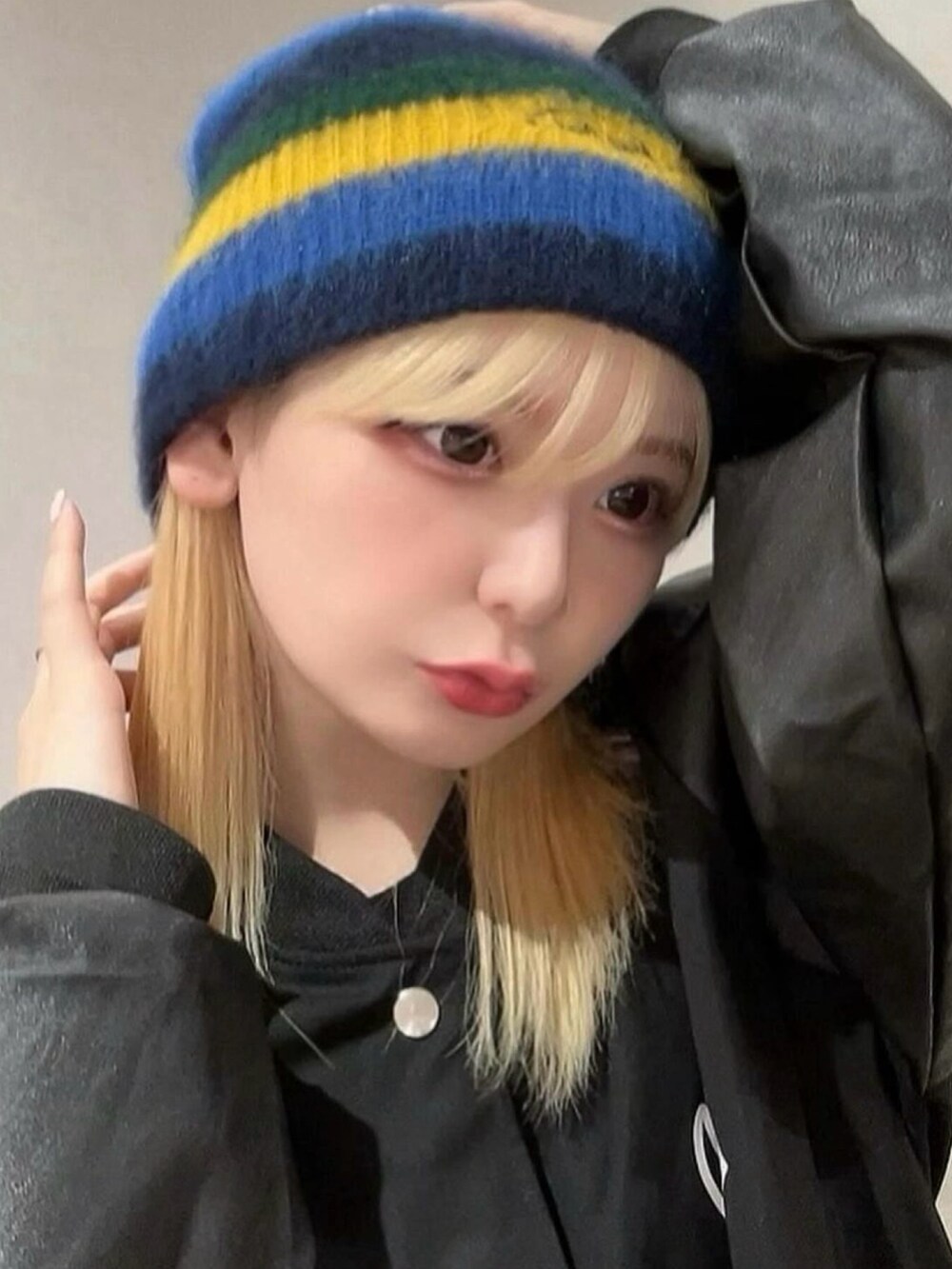 ブラック系のスタジャンを着用したレディースの春コーディネートの2枚目の写真