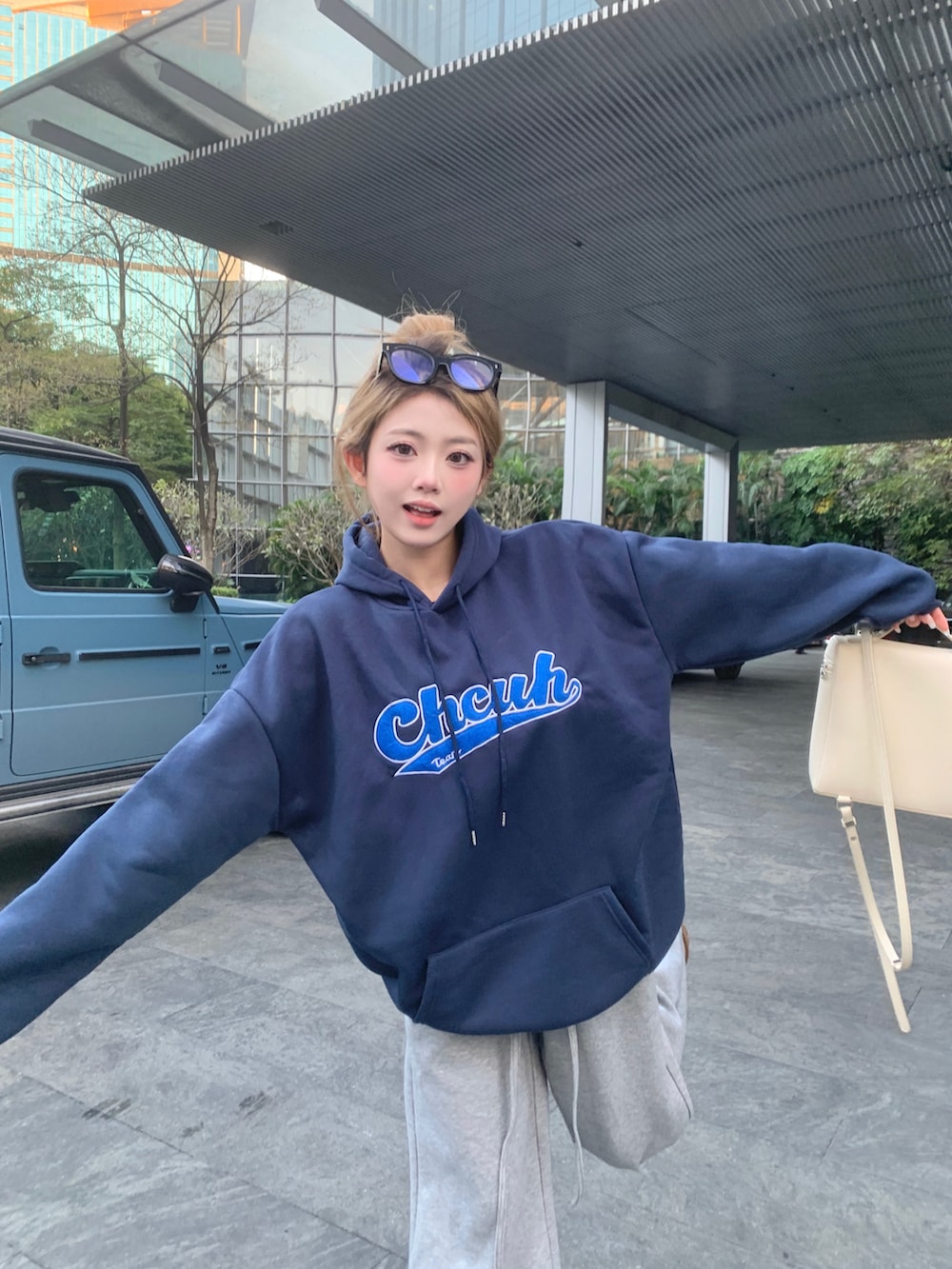 ブルー系のパーカーを着用したレディースの冬コーディネートの2枚目の写真