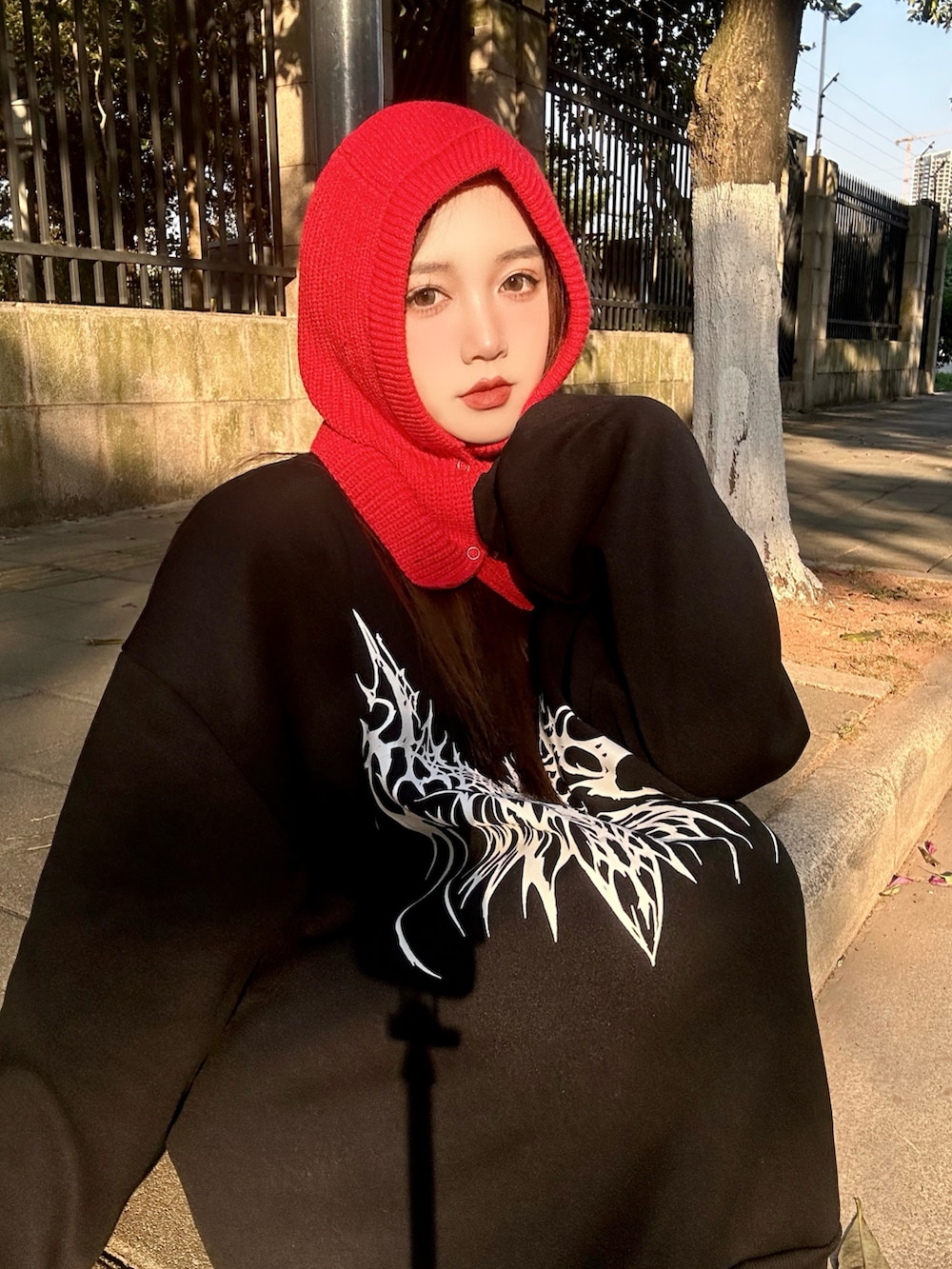 ブラック系のスウェットを着用したレディースの秋コーディネートの4枚目の写真